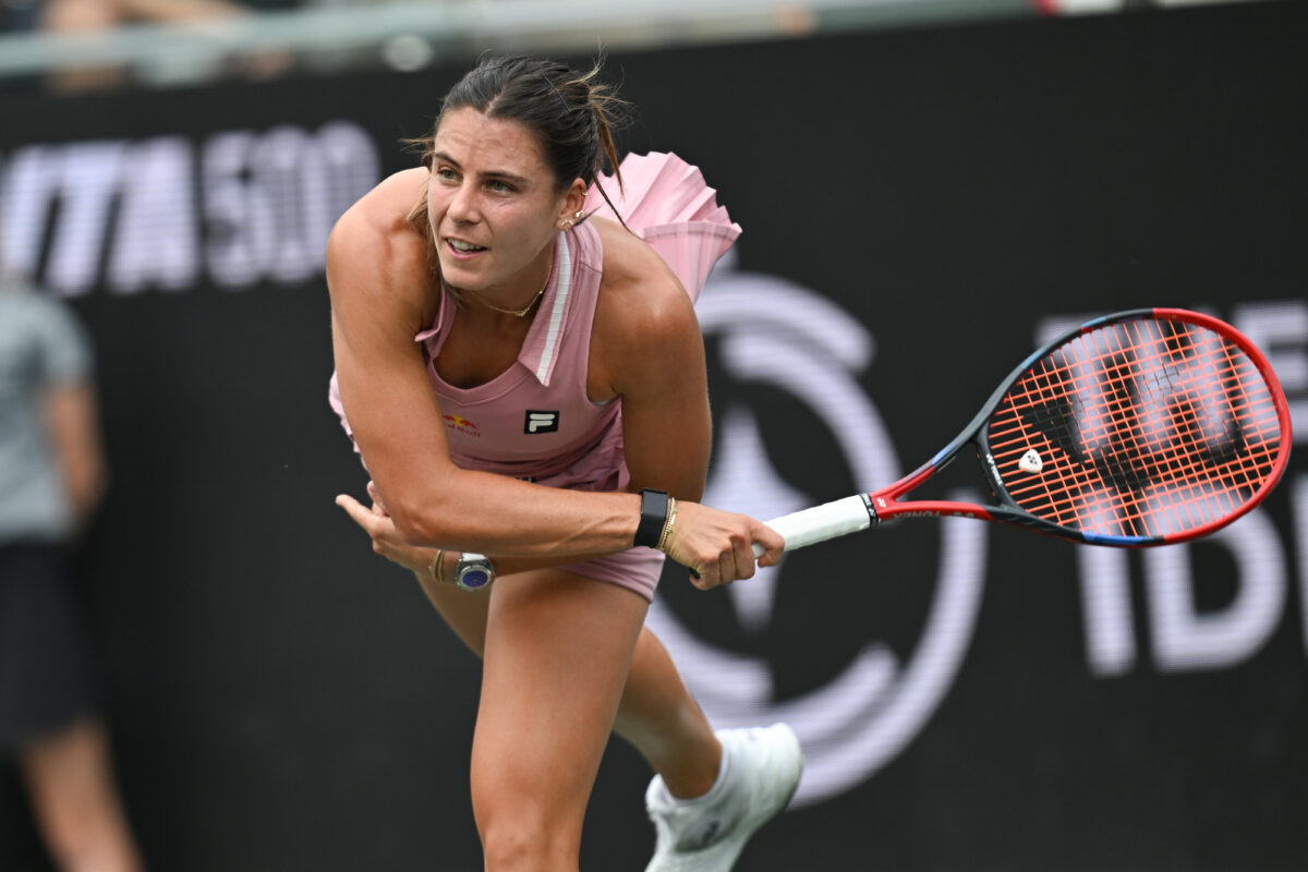 Dominant Pegula, Navarro Pass Early Tests on Charleston Clay